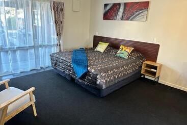 Red Rock Thermal Motel   Mineral Pool