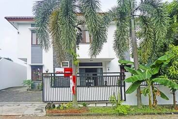 בית מלון כפרי Karawaci Taman Permata Tiga Mitra Reddoorz