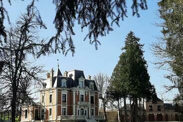 Bed and Breakfast Chateau Sourliavoux, Appartement En Chambres D Hôtes