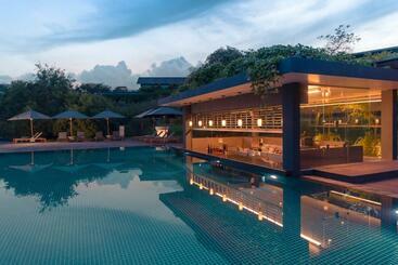 Doubletree By Hilton Weerawila Rajawarna Resort