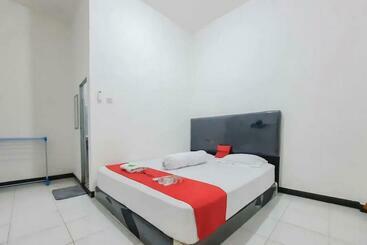 בית מלון כפרי Reddoorz At Permana Homestay Near Supadio Airport Pontianak
