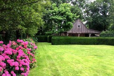 פנסיון Under Oaks