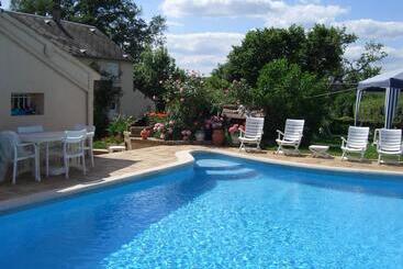 צימר La Petite Maison   L Ouche Charlot