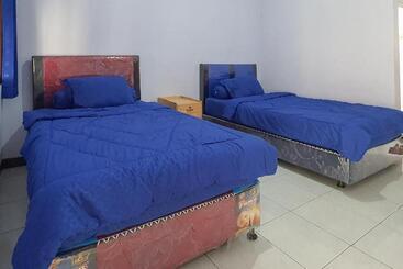 ホテル Angrumba Family Homestay Near Rsud Caruban Mitra Reddoorz