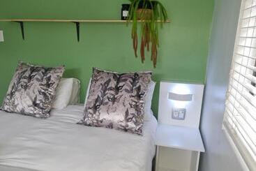 פנסיון Eland Place Self Catering Guest House