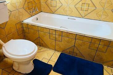 מלון דירות Izinjiki Namacusi Guest House