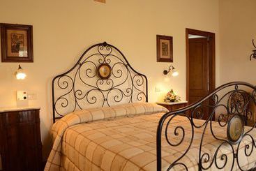 هتل Agriturismo Le Due Torri Ponte Pazienza