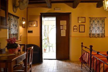 هتل Agriturismo Le Due Torri Ponte Pazienza