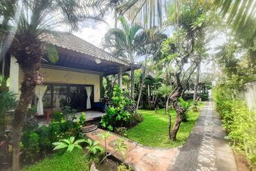 Отель Bayu Cottages