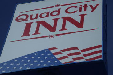 בית מלון כפרי Quad City Inn
