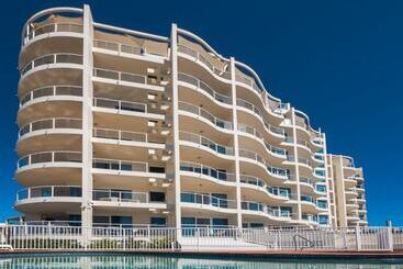 هتل آپارتمان Regency On The Beach
