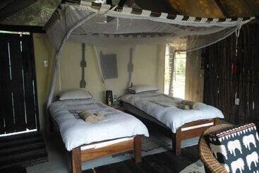 בית מלון כפרי Caprivi Houseboat Safari Lodge