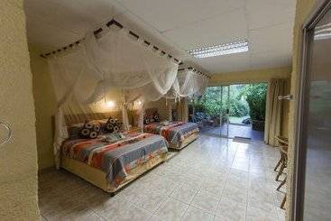 בית מלון כפרי Kunene River Lodge