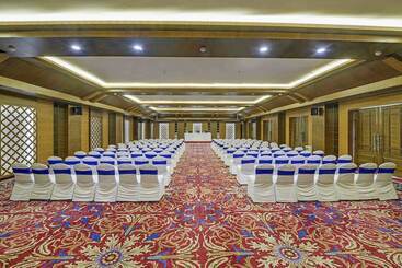 בית מלון כפרי Mayfair Palm Beach Resort