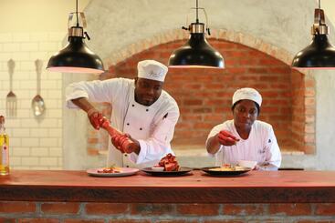 Отель Otjiwa Safari Lodge