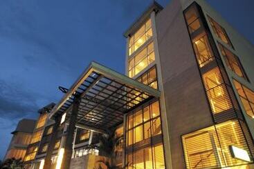 هتل The Avenue Plaza