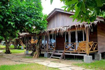 הוסטל Batu Rundung Surf Resort