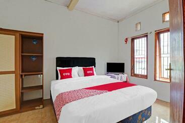 ホテル Oyo 90815 Guest House Putri Sariwangi Syariah
