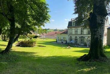 펜션 Le Chateau De Monthureux Le Sec