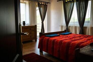 Pensiunea Gradinarilor Cu Ciubăr și Stație De încărcare Electrică Auto