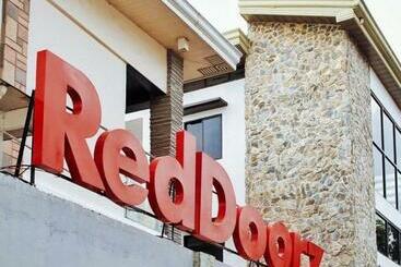 Отель Reddoorz At Rhr Tourist Inn Canlaon