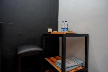 Отель Reddoorz @ Jalan Raya Baturaden 2