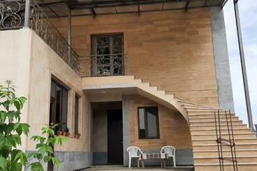 פנסיון Rubenyan Guest House