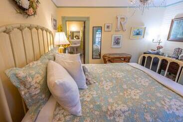 مبيت وإفطار Clementine S Guest House & Vacation Rentals
