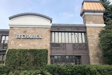 Le Chabrol Hotel & Suites