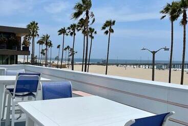 هتل Venice On The Beach