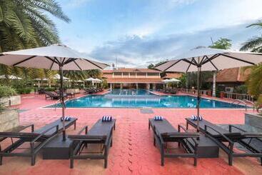 ホテル Club Mahindra Poovar