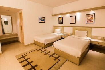 בית מלון כפרי Sherwood Suites