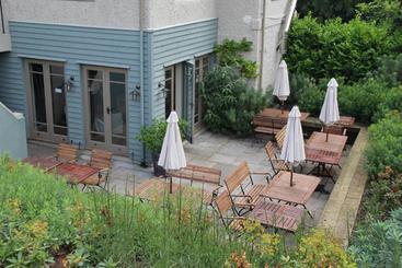 酒店 Bel And The Dragon Churt