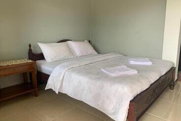 تختخواب و صبحانه Estevania Lodge Moni