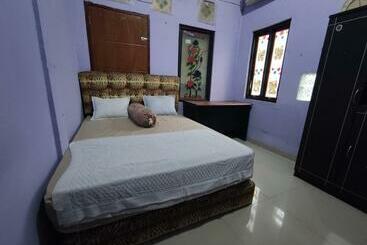 בית מלון כפרי Oyo 90633 Graha Dirham Homestay