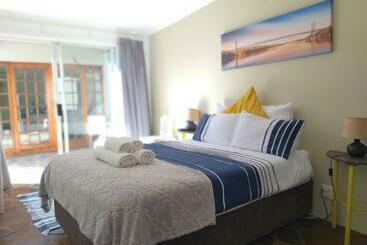 פנסיון Serenity Cove Beach Blue Room