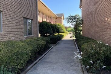 Hallmark Inn And Suites