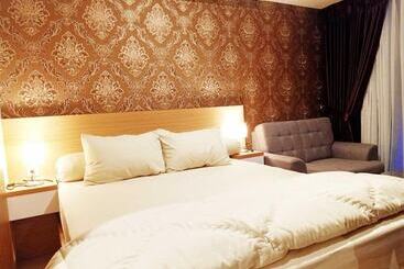 هتل Apartemen Grand Kamala Lagoon By Aparian