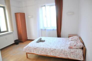 تختخواب و صبحانه Erasmus Rooms Genius