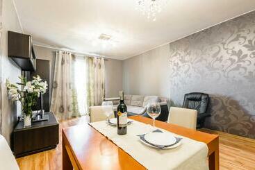 فندق صغير Nr 4 Europa22 Opcjonalnie Parking 24h Strzeżony Centrum Miasta Tomaszowa Mazowieckiego Quick Check I