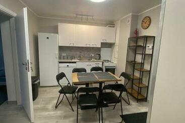 הוסטל Noclegi Pracownicze Parking Busy