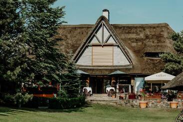 リゾートホテル Dom Wypoczynkowy Pod Strzechą W Giewartowie