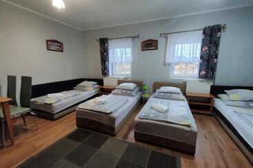 مبيت وإفطار Stajnia Pod Dębem