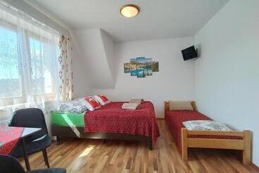 تختخواب و صبحانه U Skowronków