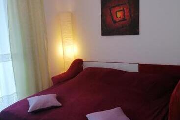 Dom Honorat, Kamianna 70, 33 336