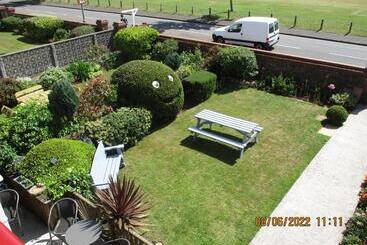 住宿加早餐 Sefton Lodge Seafront ,panoramic Sea View Ensuite Balconys Available, Guest Garden
