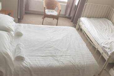 تختخواب و صبحانه The Beeches