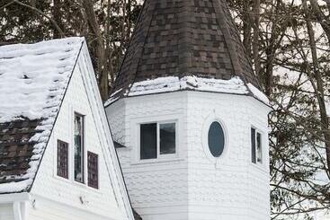 تختخواب و صبحانه The Constance, The Whitlock, & The Dewey By The Lenox Collection