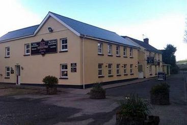 هتل The Hollybrook Country Inn