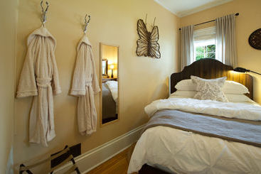 تختخواب و صبحانه Kara S Kottages @ W. Main St